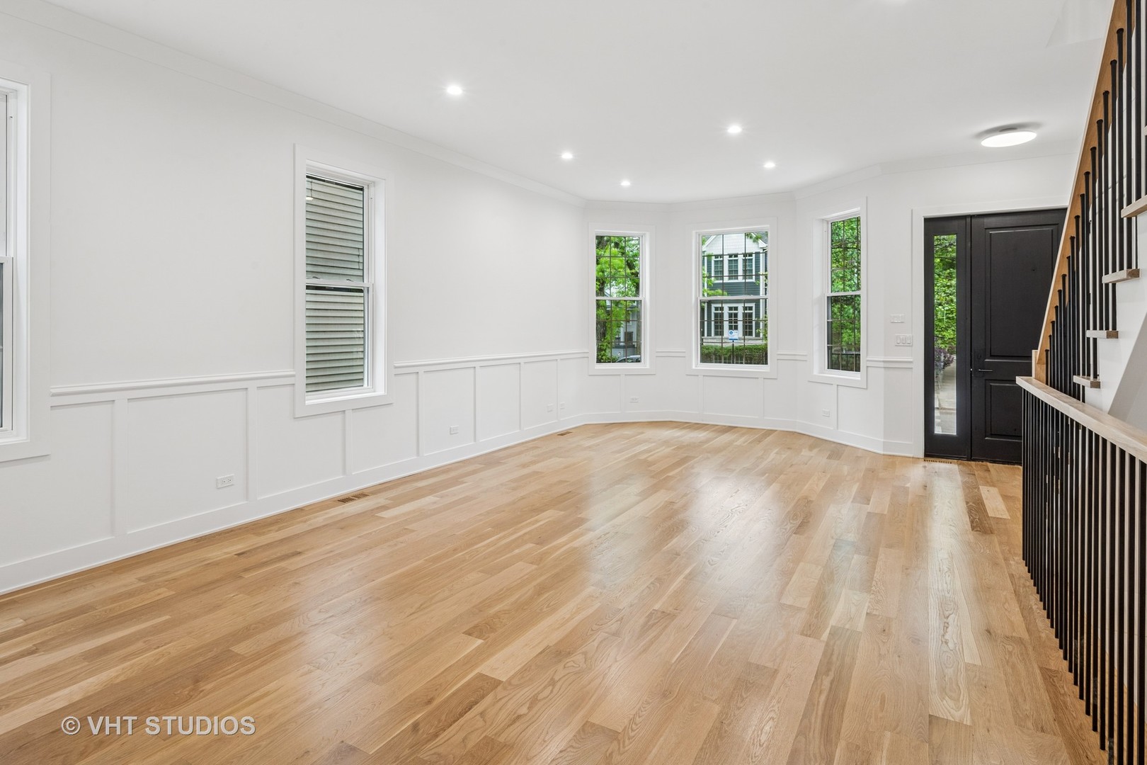 2124 W Waveland Avenue