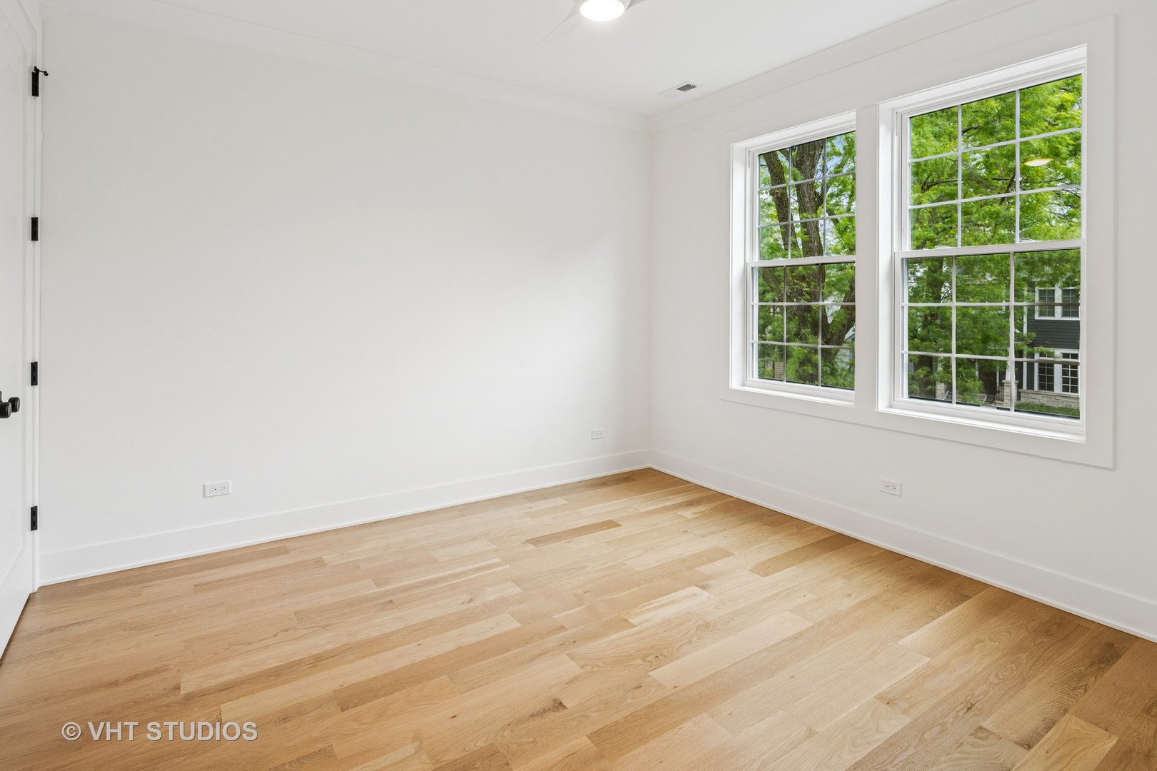 2124 W Waveland Avenue