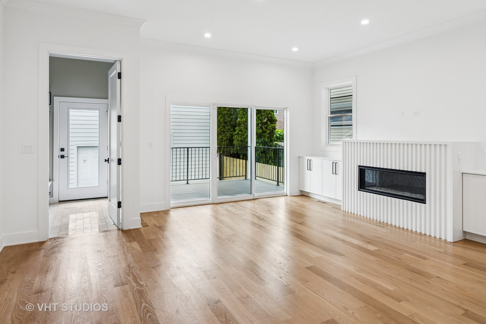 2124 W Waveland Avenue