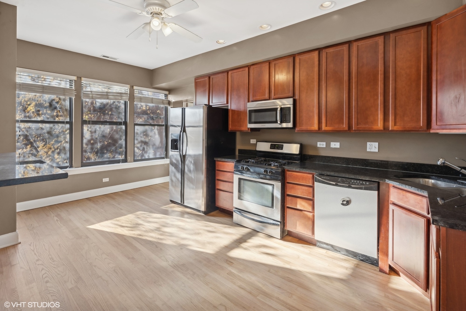 1216 W Thorndale Avenue Unit: 2