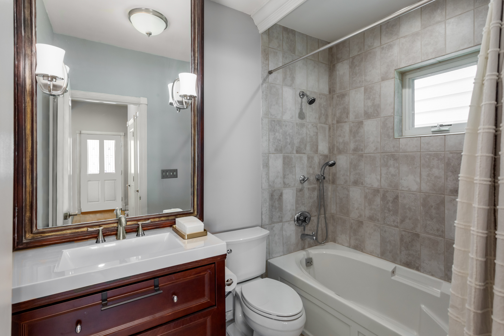 1835 W Fletcher Street