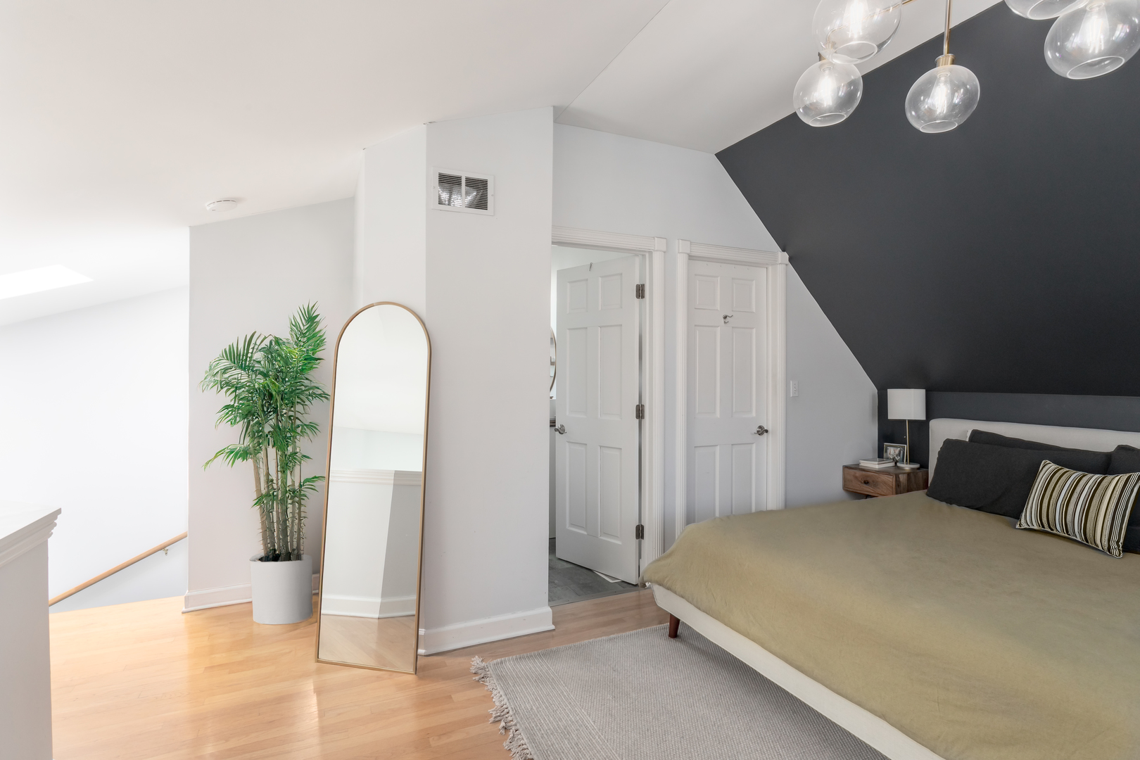 1835 W Fletcher Street