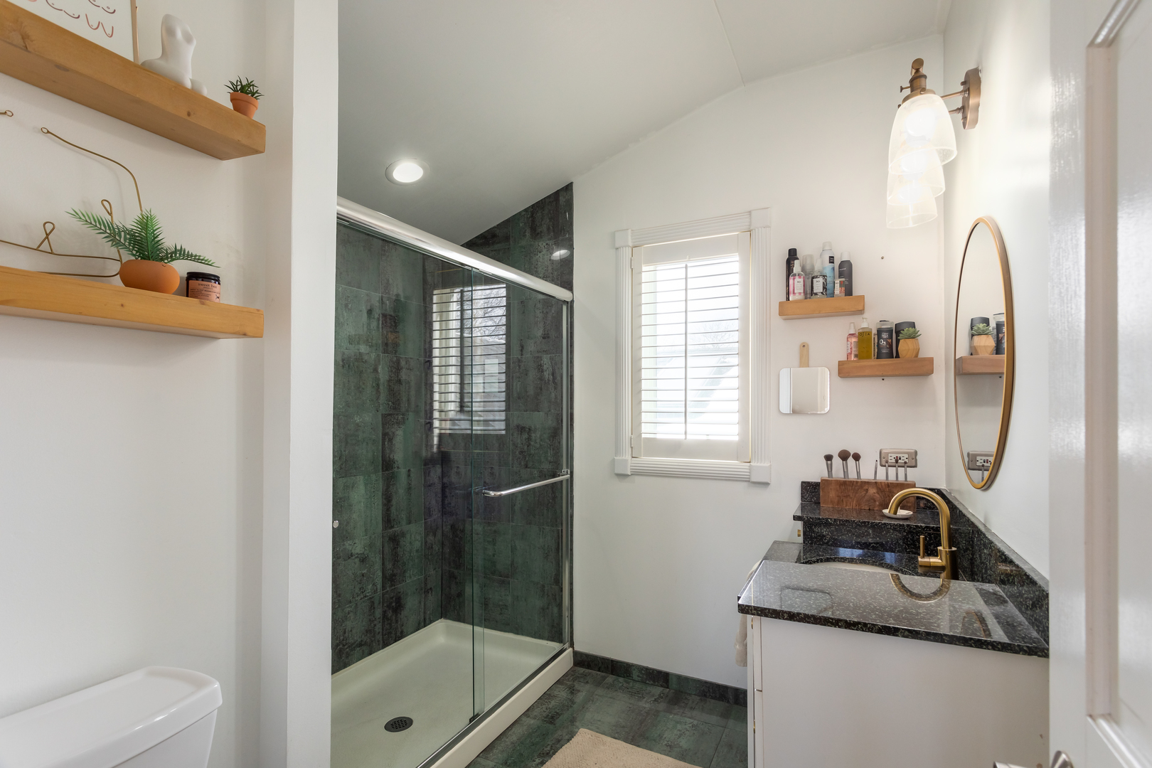 1835 W Fletcher Street