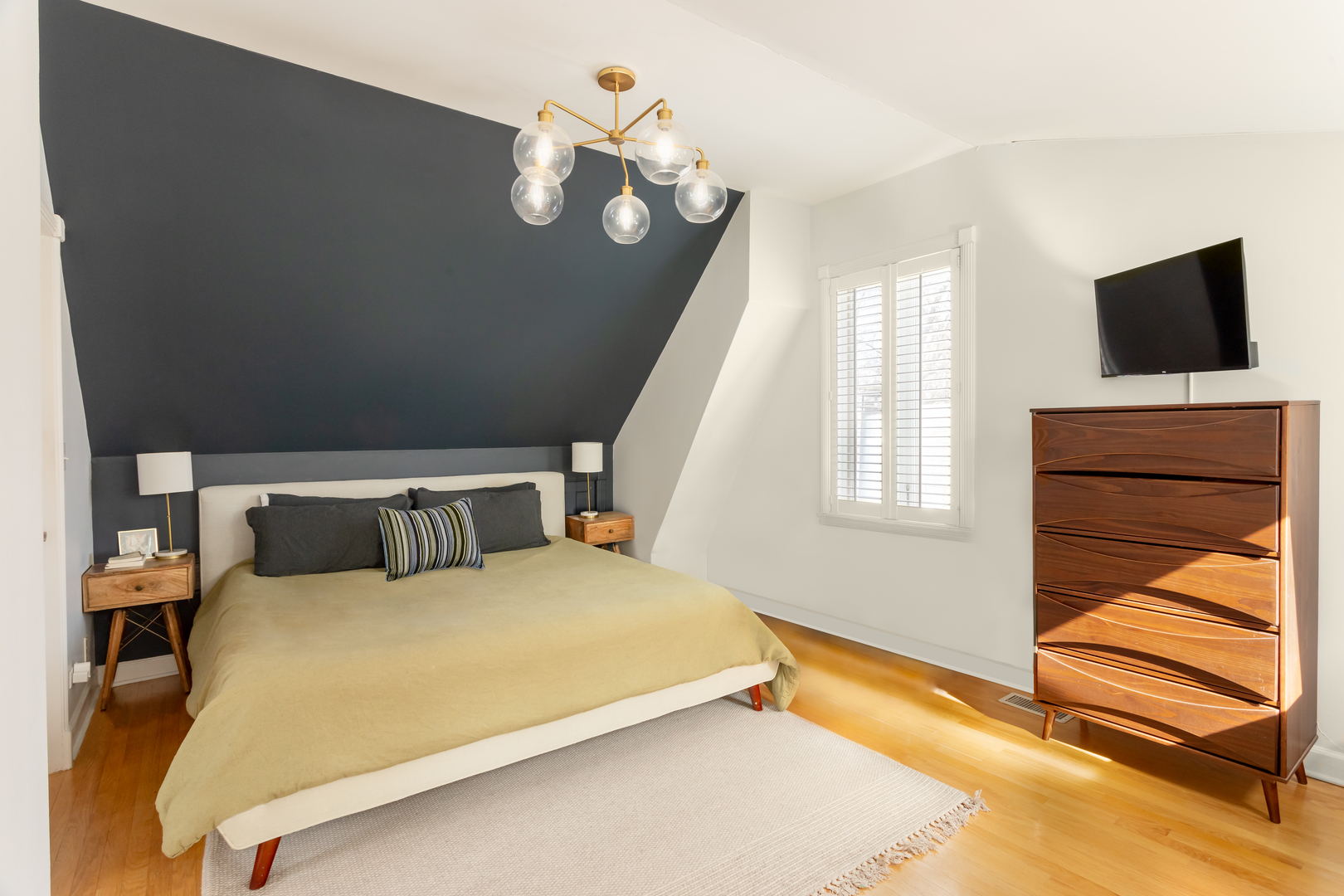 1835 W Fletcher Street