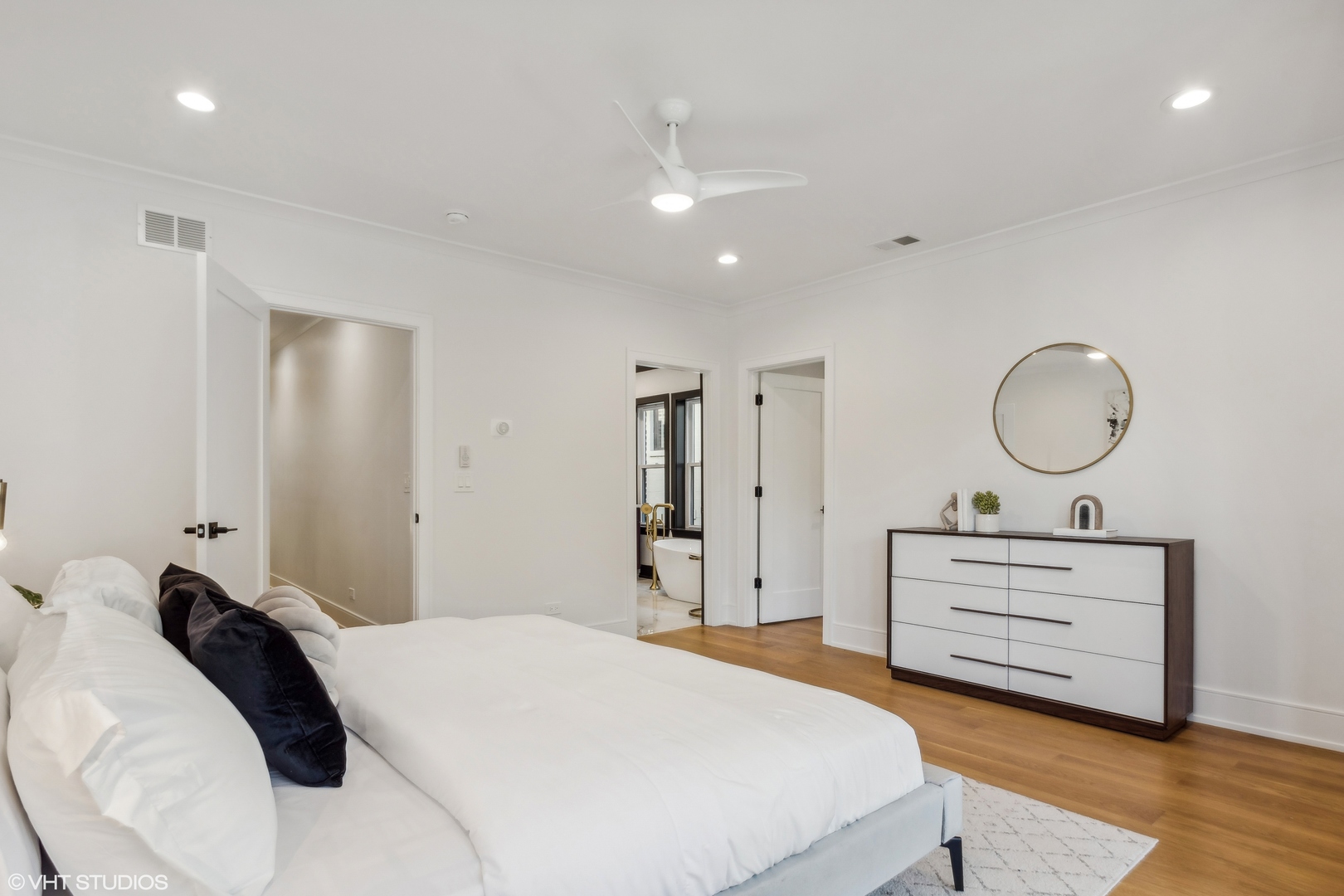 3822 N Paulina Street