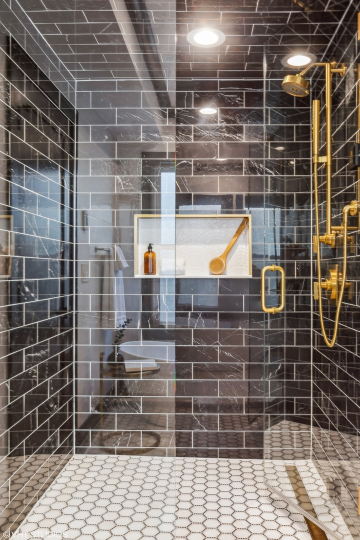 3822 N Paulina Street