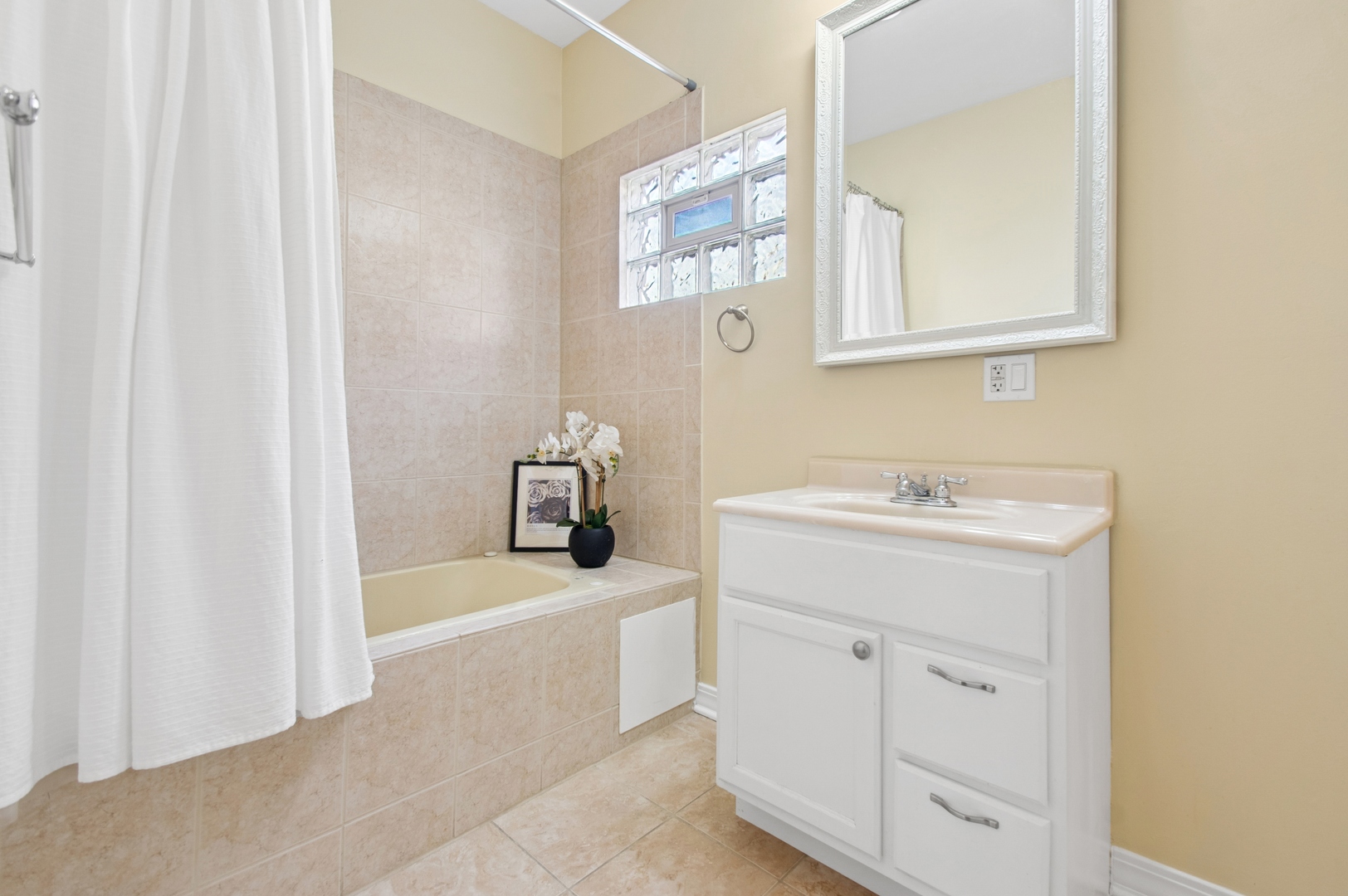 4430 N Kenneth Avenue Unit: 2