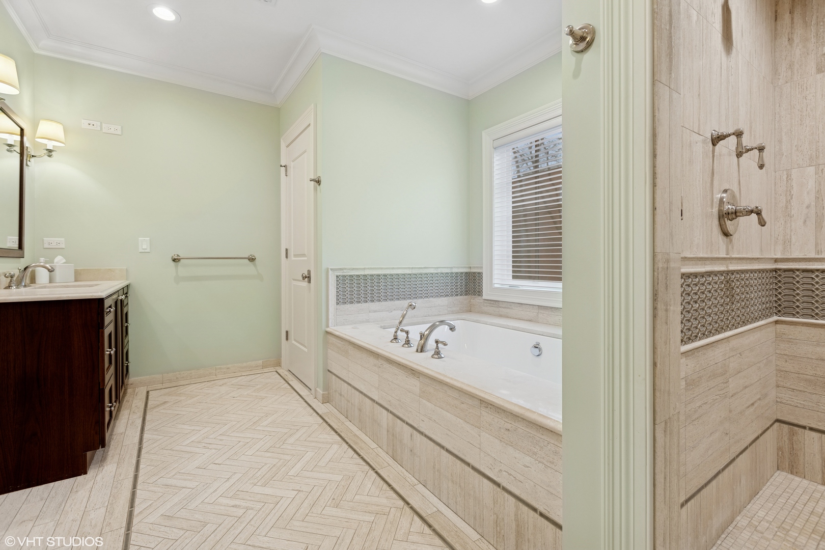 1900 W Bradley Place