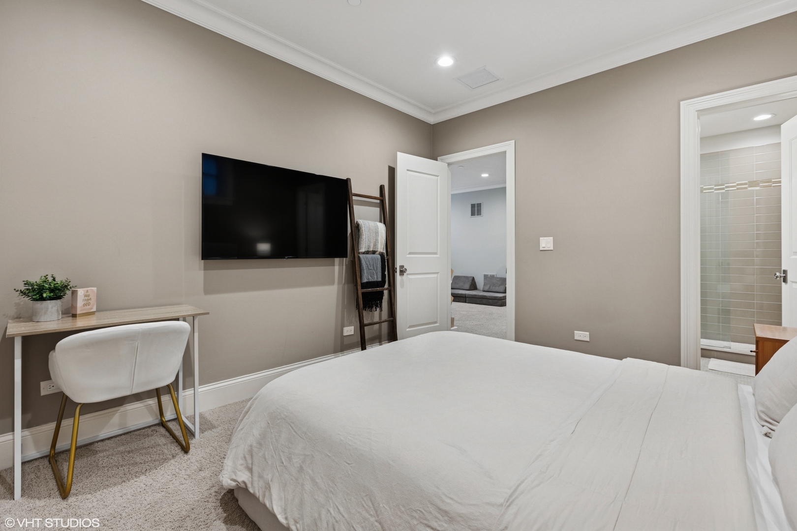 1900 W Bradley Place