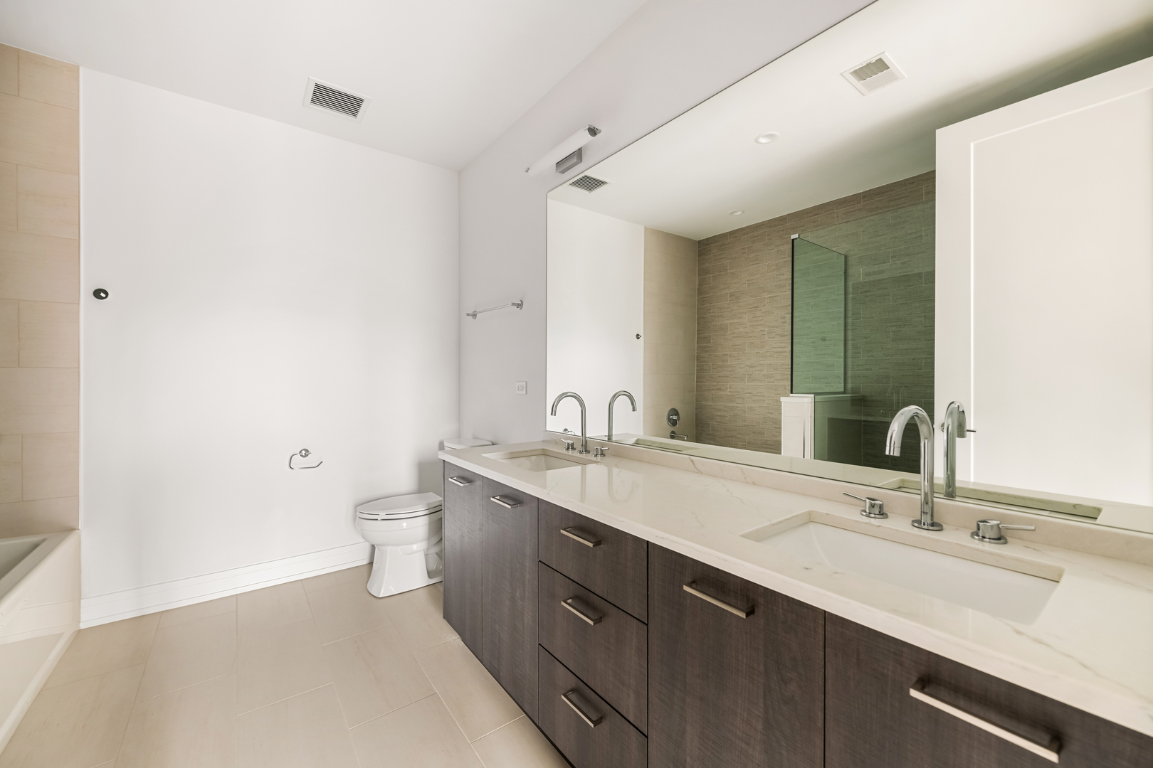 434 W Melrose Street Unit: 801