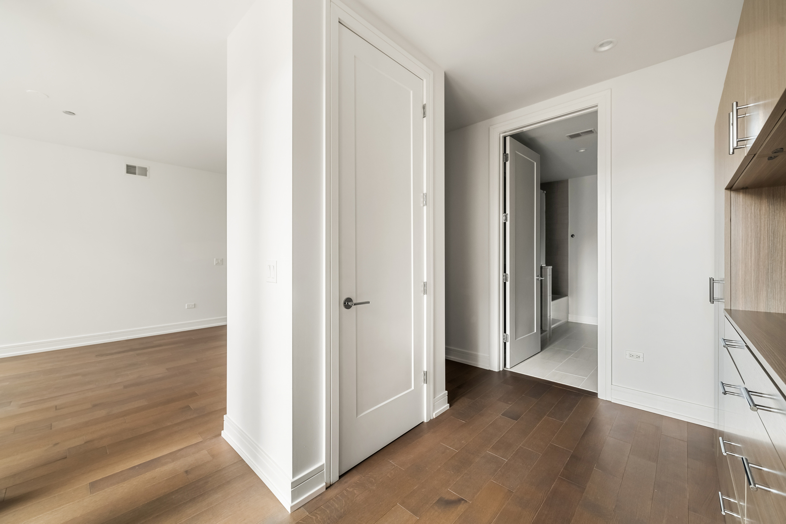 434 W Melrose Street Unit: 801