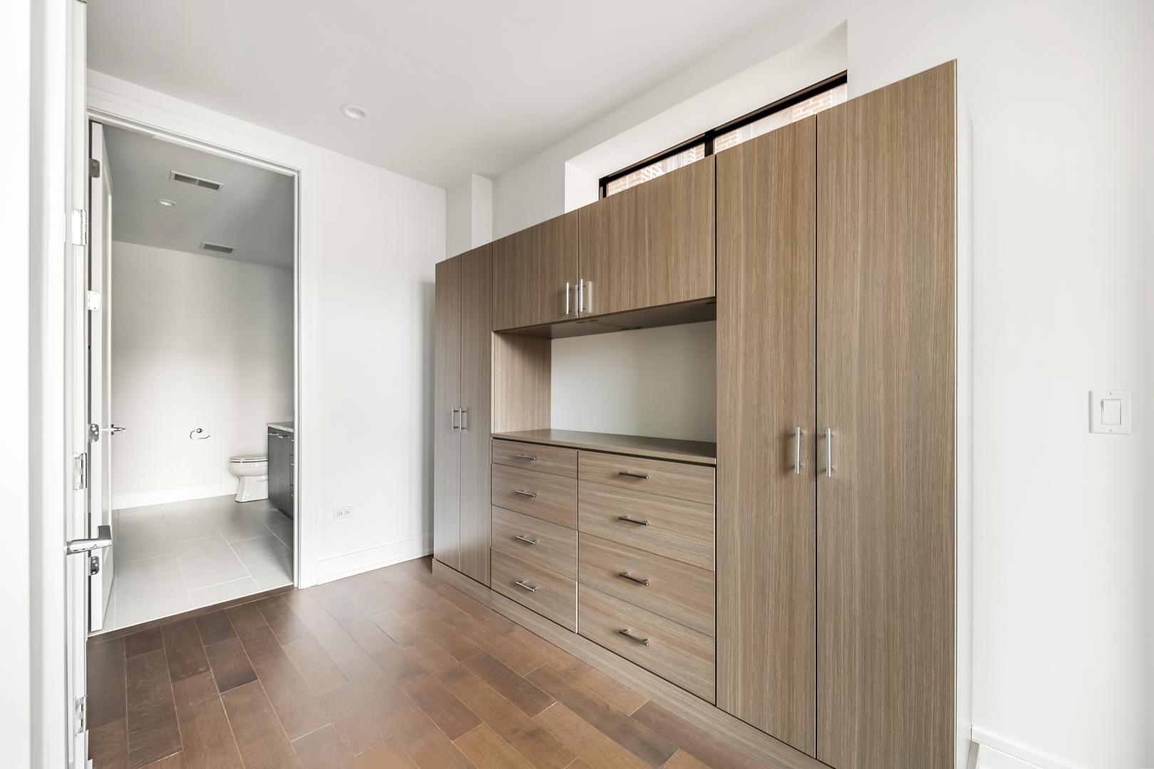 434 W Melrose Street Unit: 801