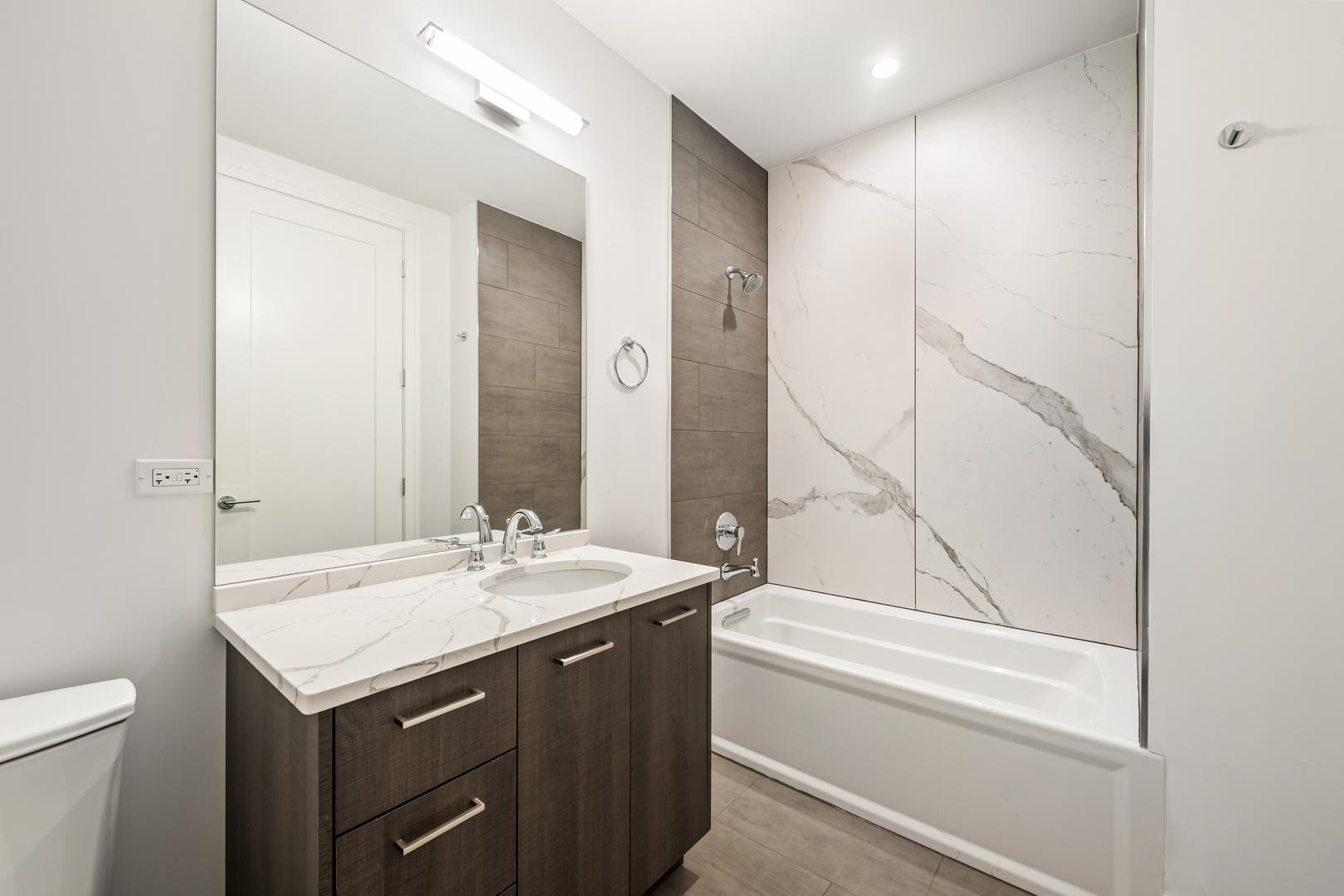 434 W Melrose Street Unit: 801