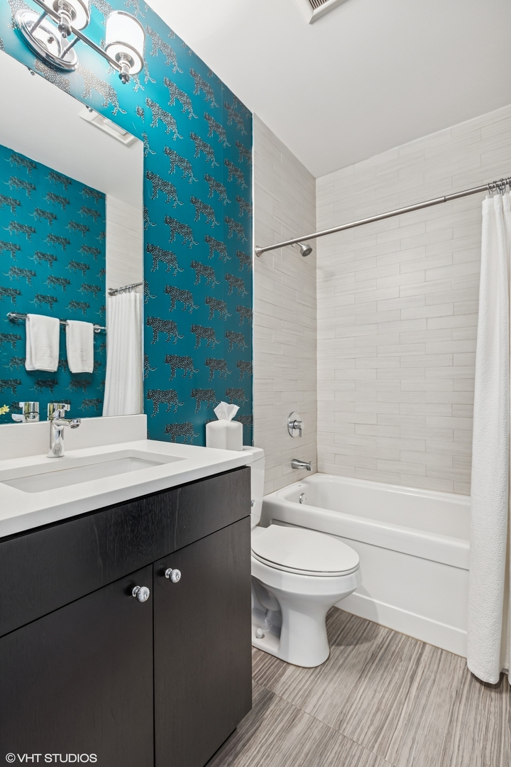 929 W Altgeld Street Unit: 4