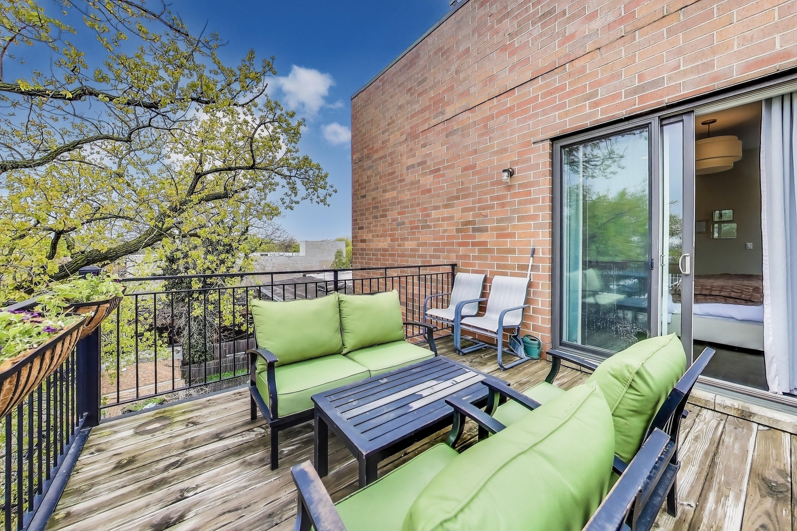 929 W Altgeld Street Unit: 4