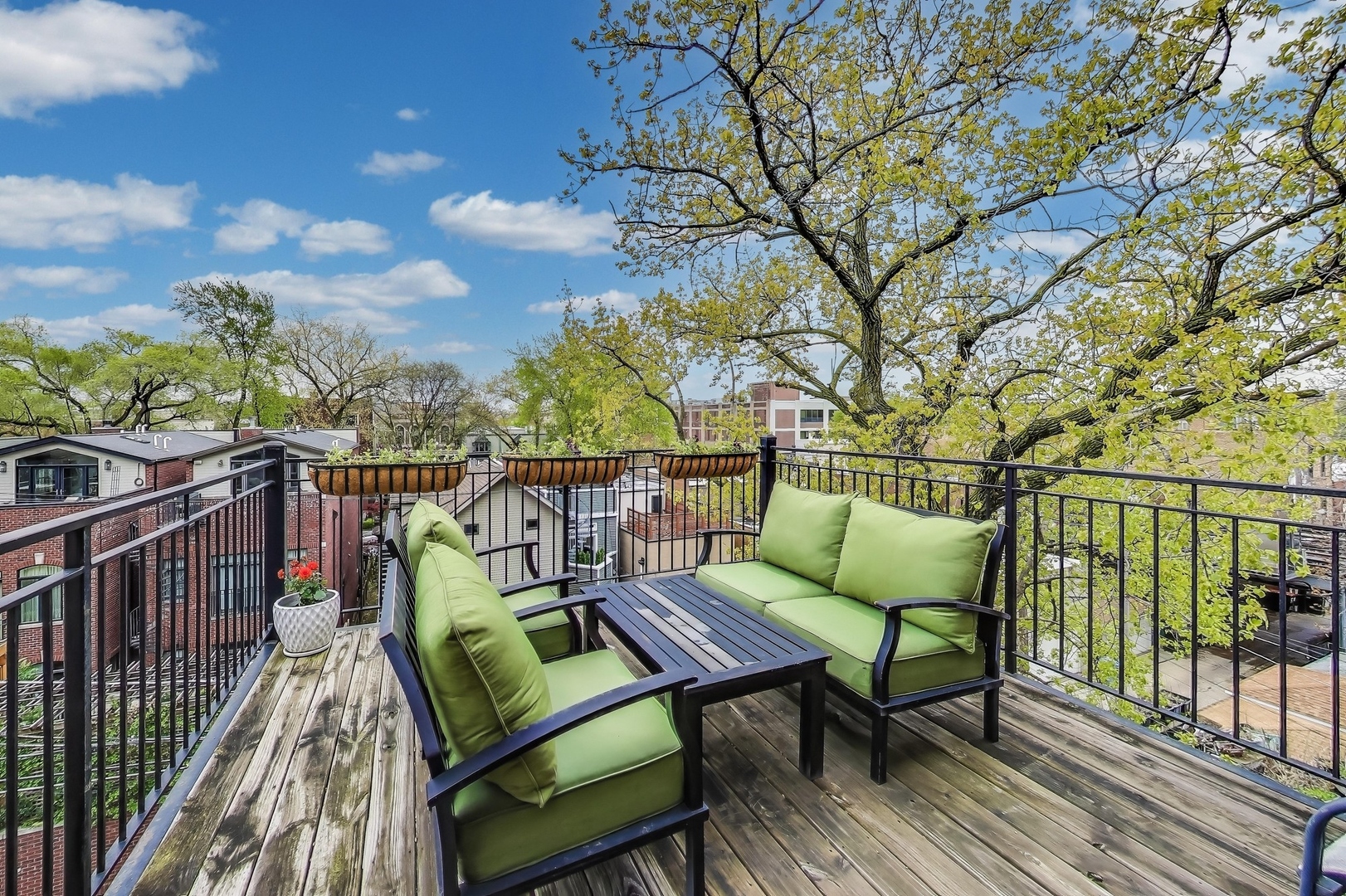 929 W Altgeld Street Unit: 4