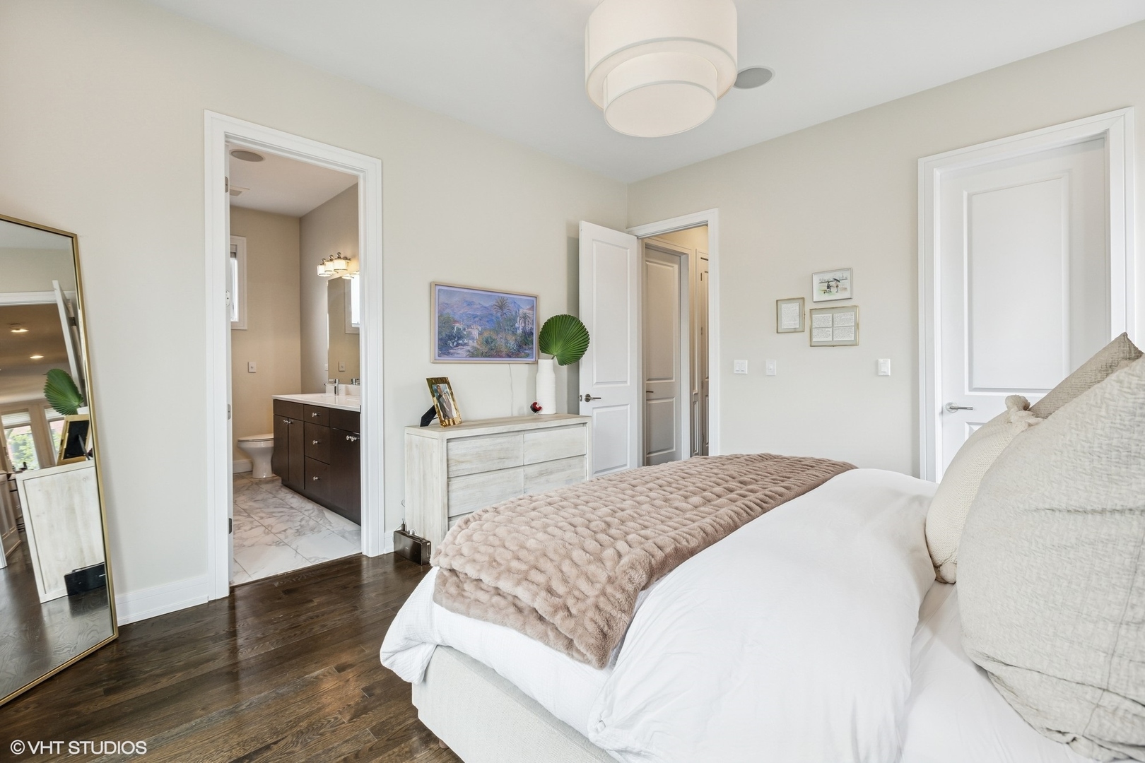 929 W Altgeld Street Unit: 4