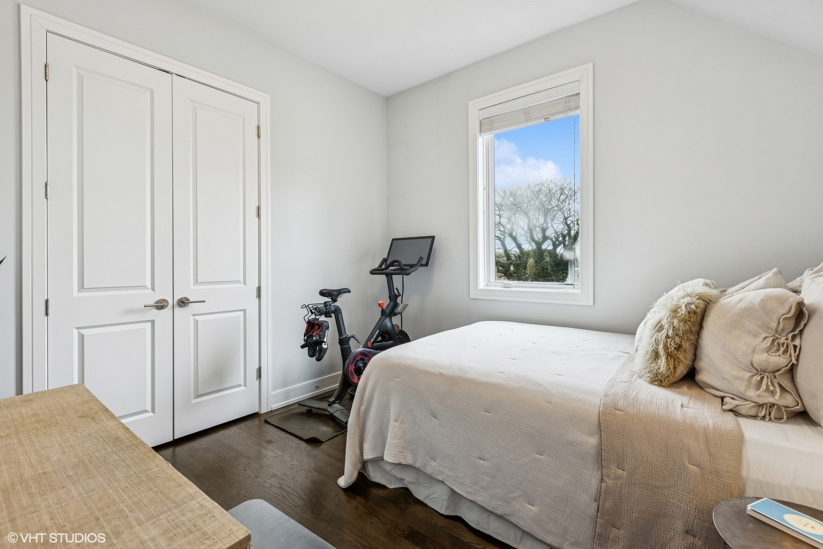 929 W Altgeld Street Unit: 4