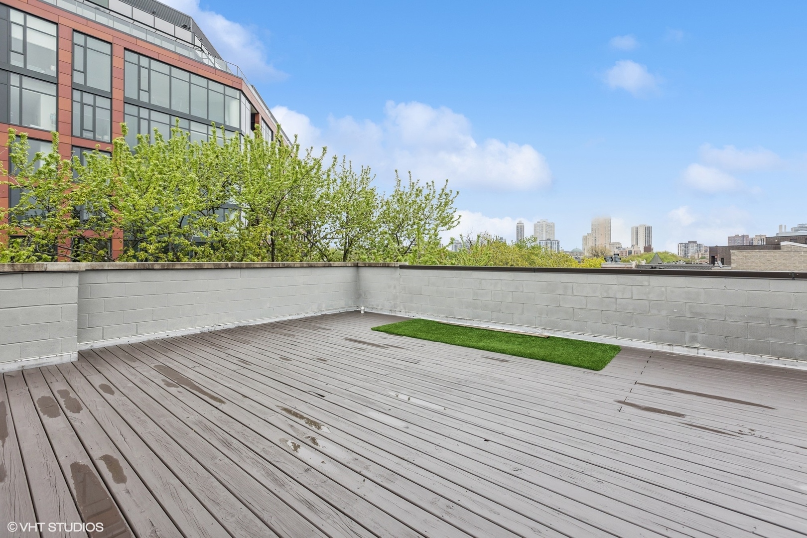 929 W Altgeld Street Unit: 4