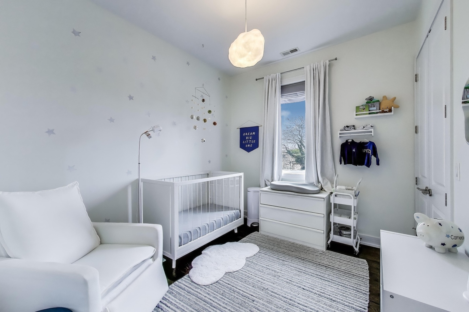 929 W Altgeld Street Unit: 4