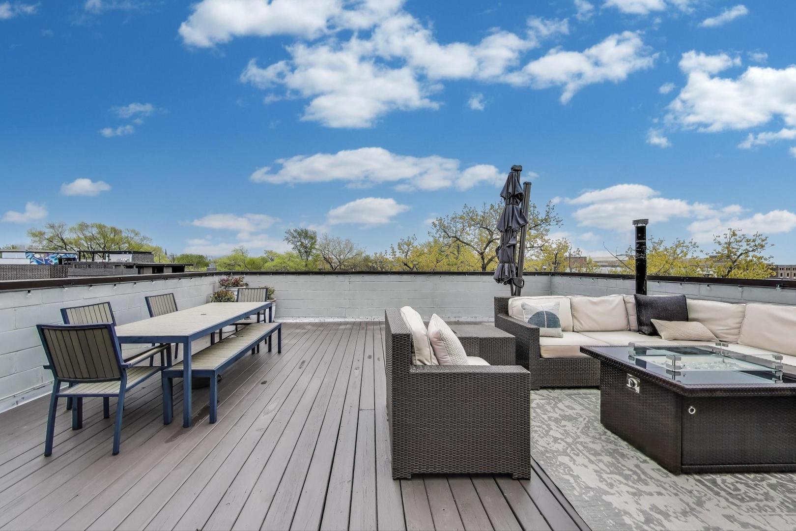 929 W Altgeld Street Unit: 4