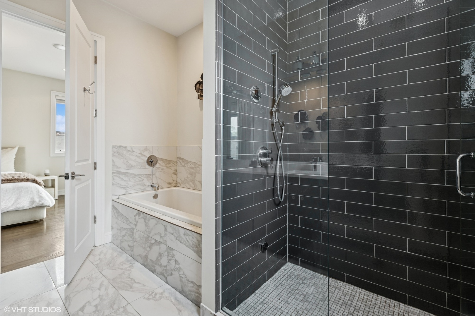 929 W Altgeld Street Unit: 4