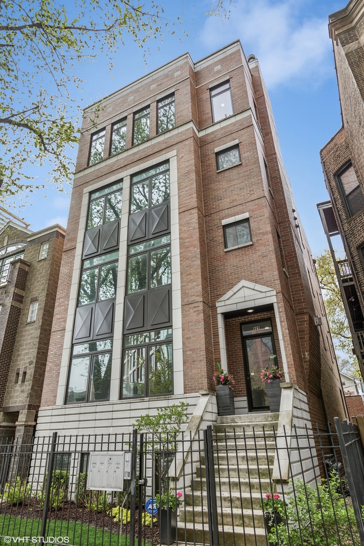 929 W Altgeld Street Unit: 4