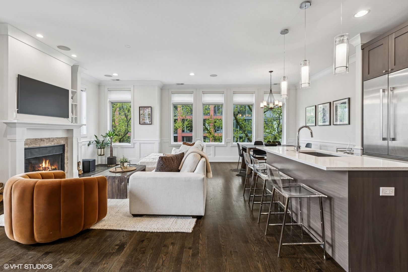 929 W Altgeld Street Unit: 4