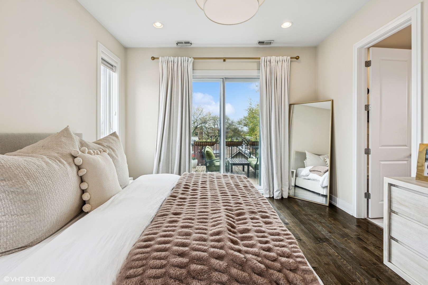 929 W Altgeld Street Unit: 4