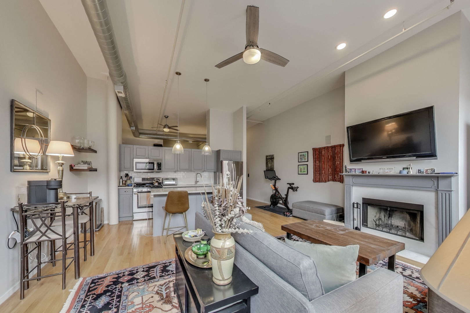 3151 N Lincoln Avenue Unit: 204