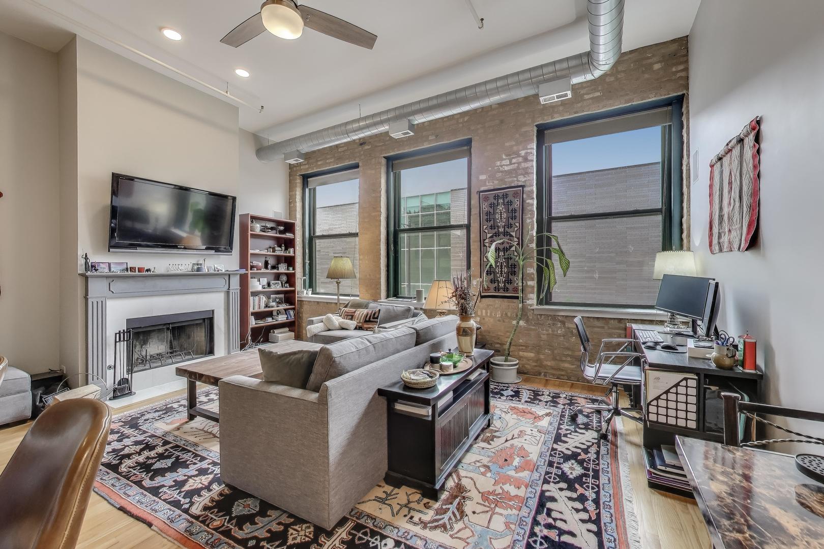 3151 N Lincoln Avenue Unit: 204