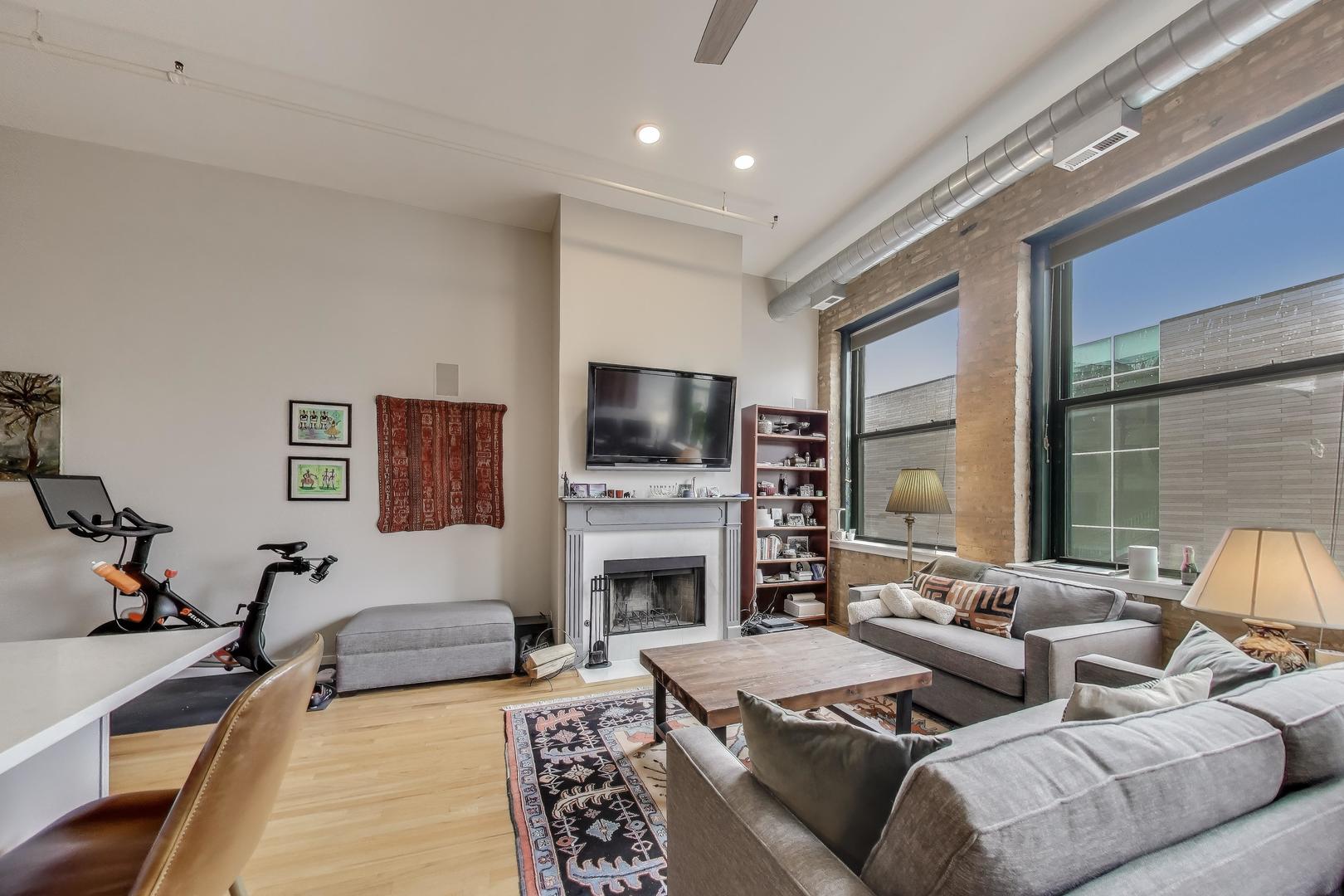 3151 N Lincoln Avenue Unit: 204