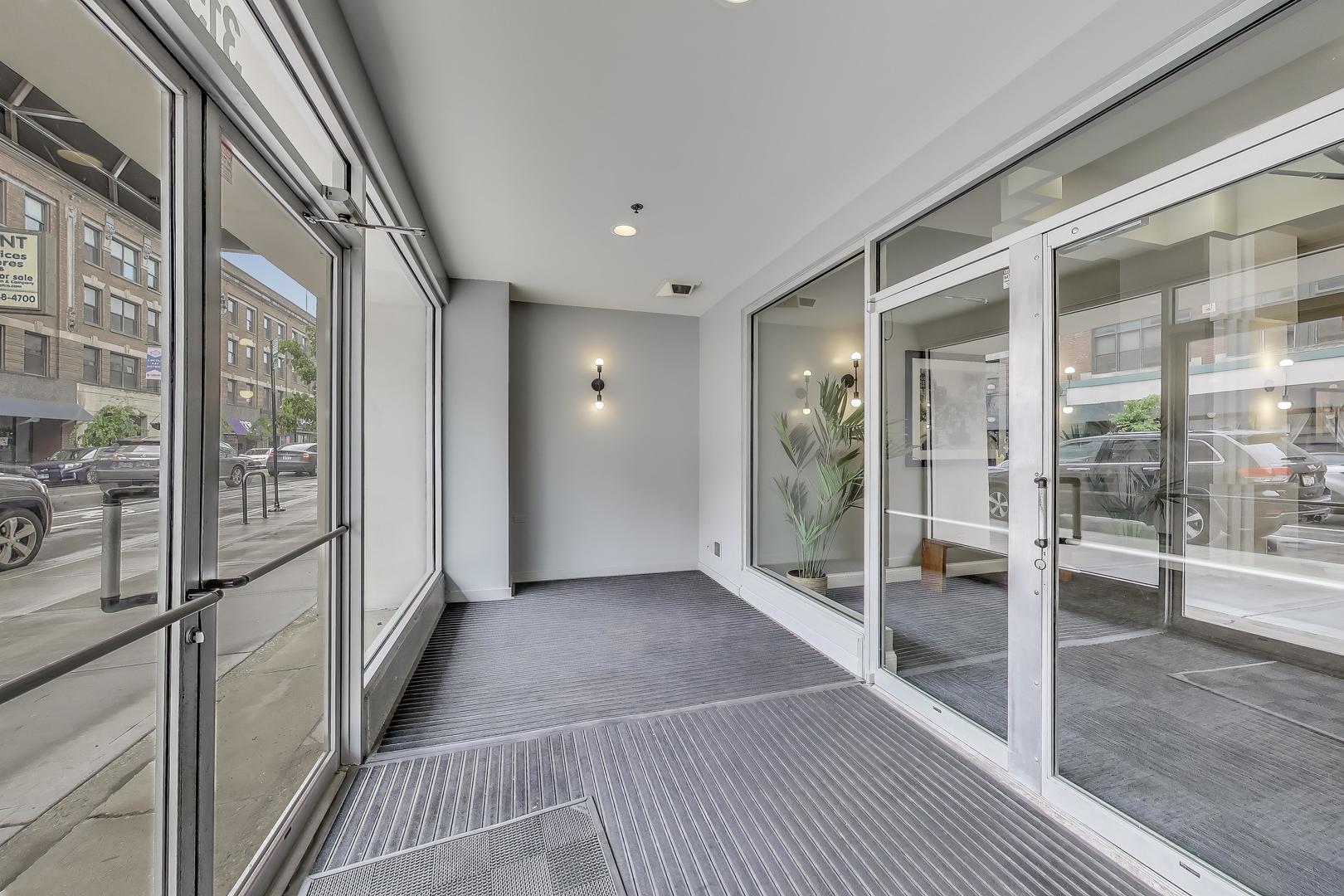 3151 N Lincoln Avenue Unit: 204