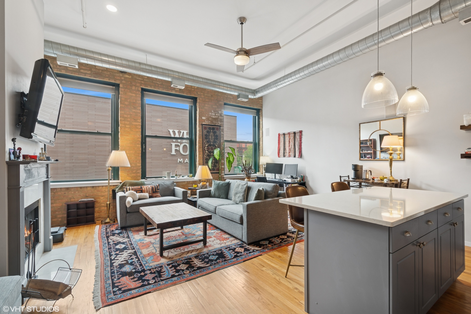 3151 N Lincoln Avenue Unit: 204