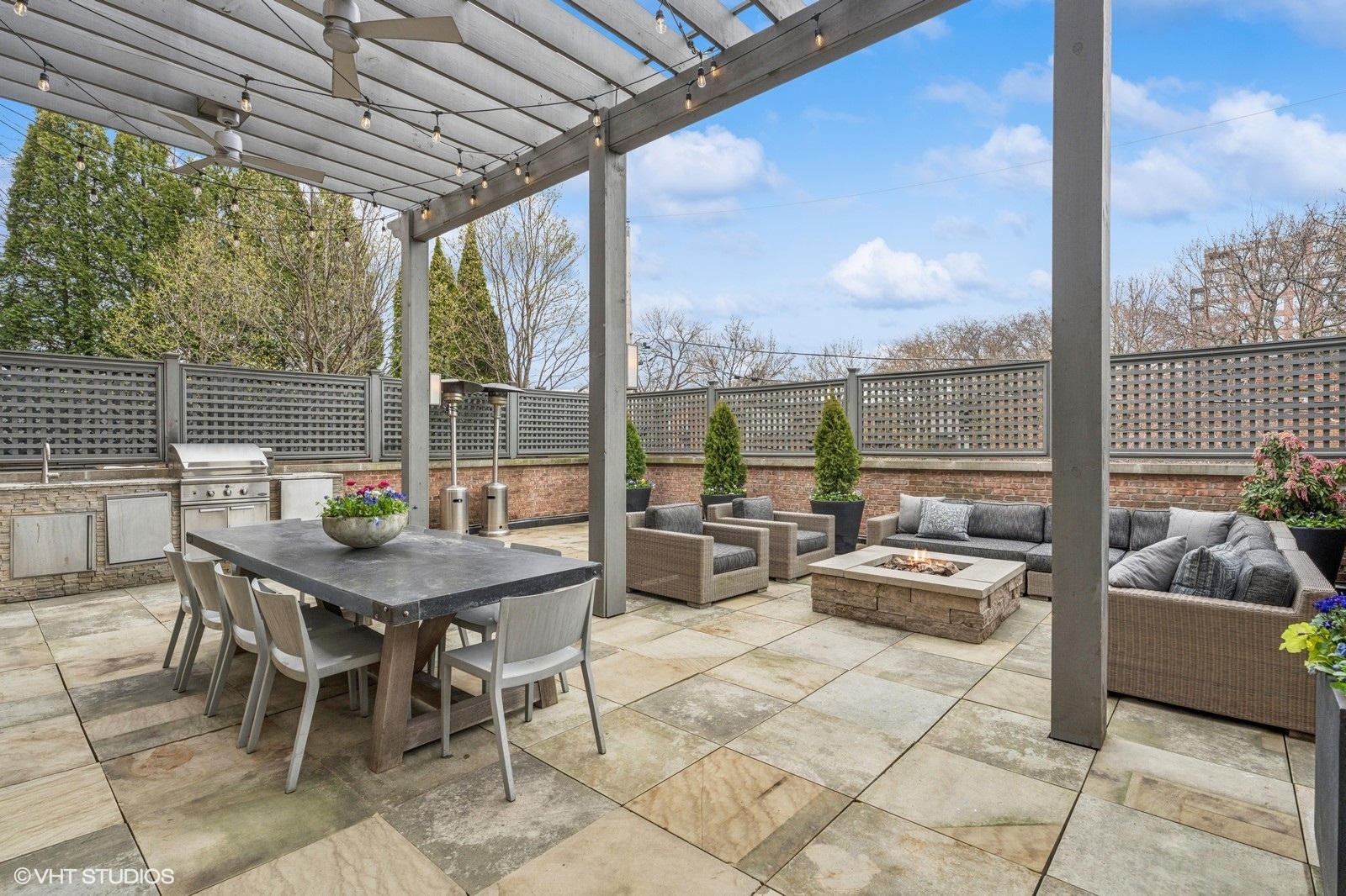 542 W Dickens Street