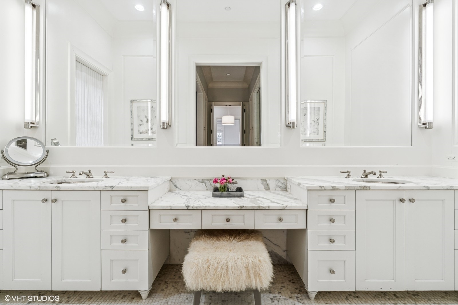 542 W Dickens Street