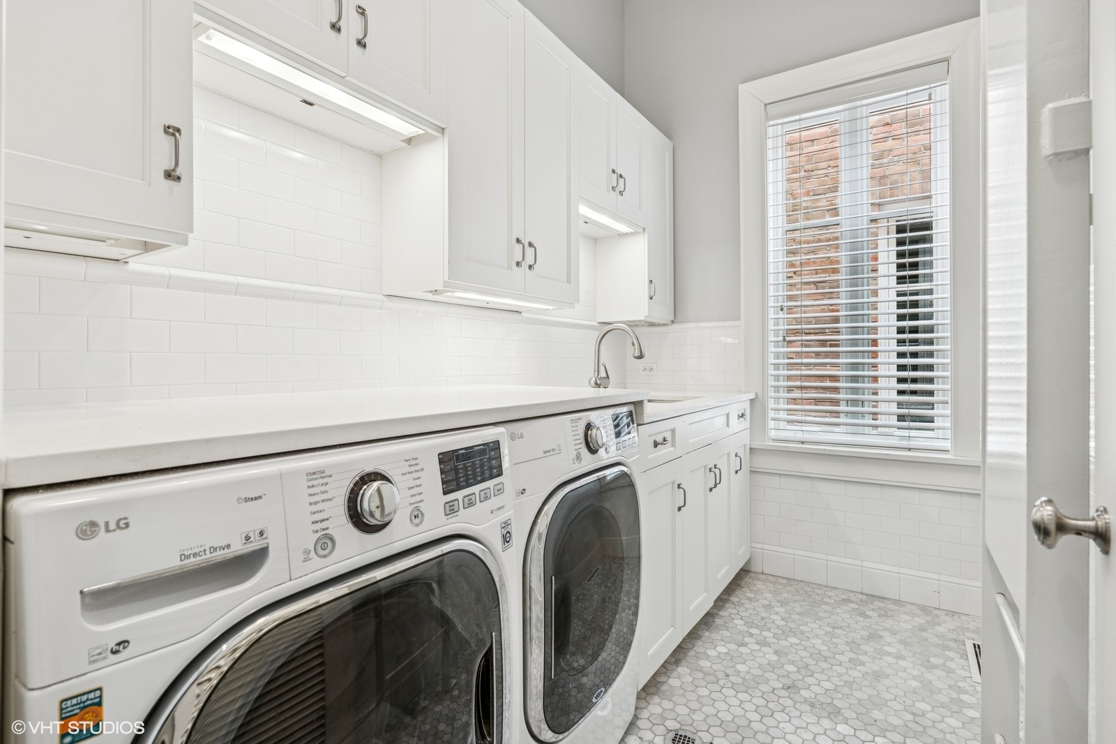 542 W Dickens Street