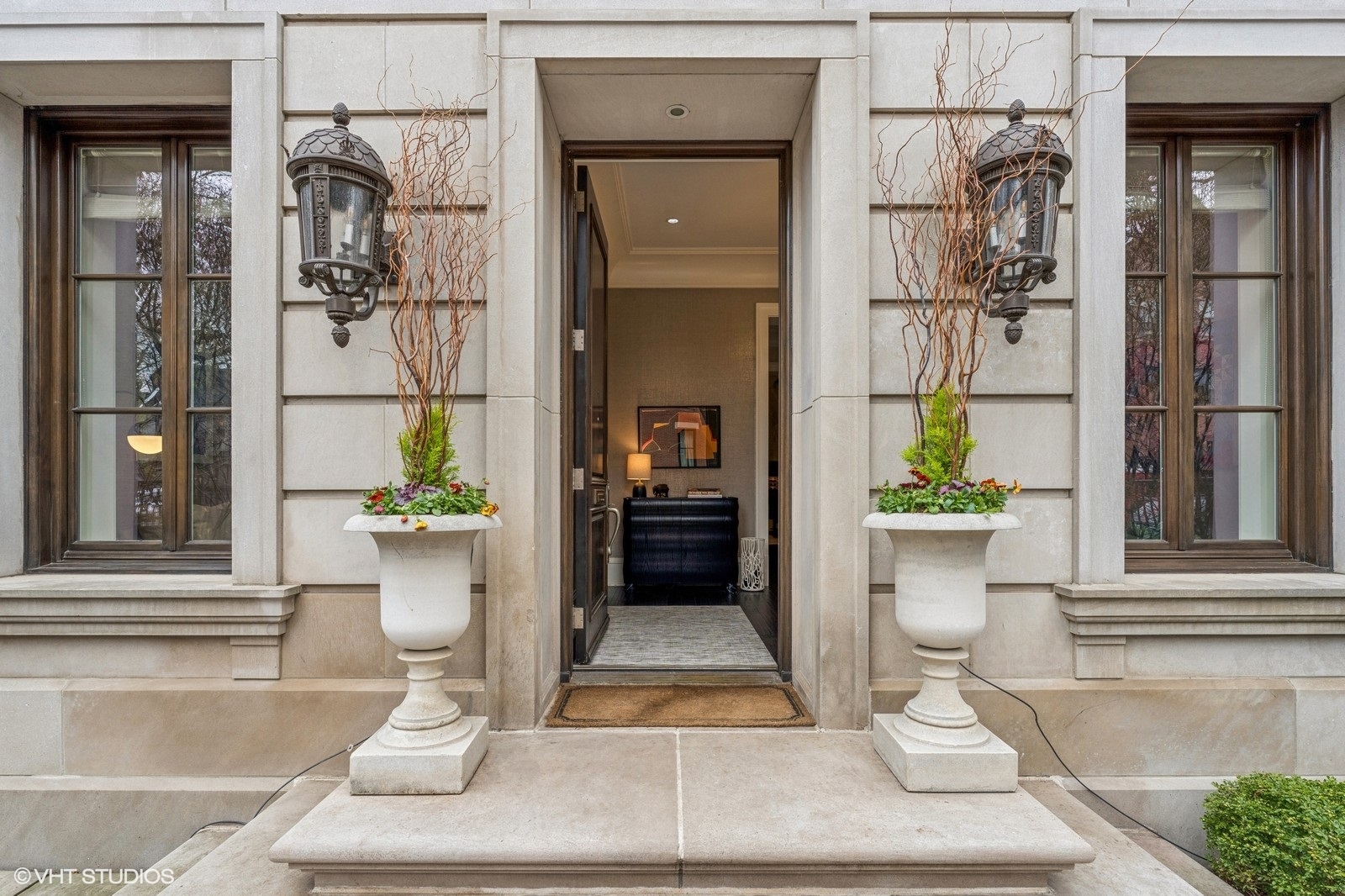 542 W Dickens Street