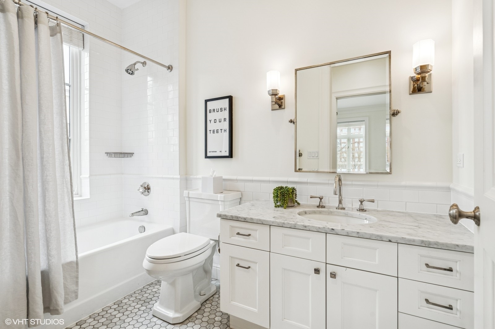 542 W Dickens Street