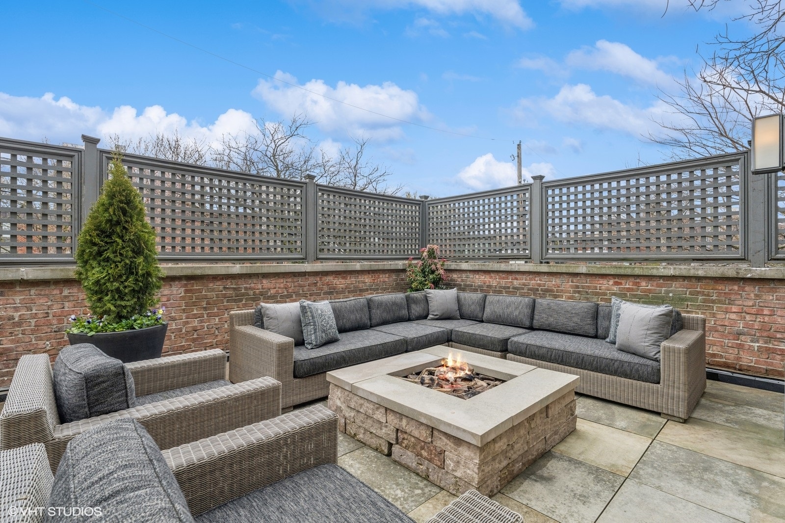 542 W Dickens Street