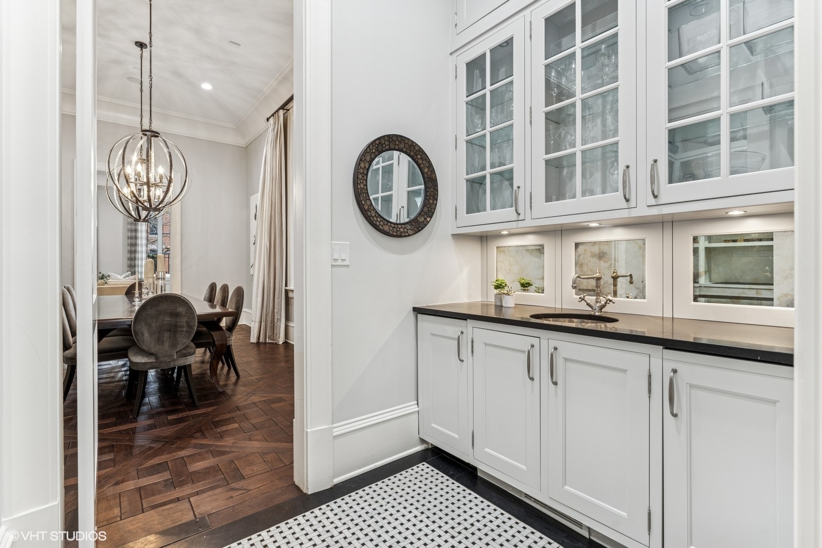 542 W Dickens Street