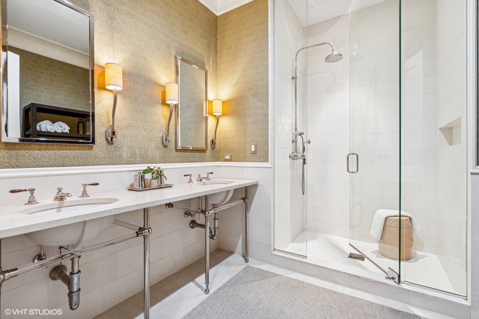 542 W Dickens Street