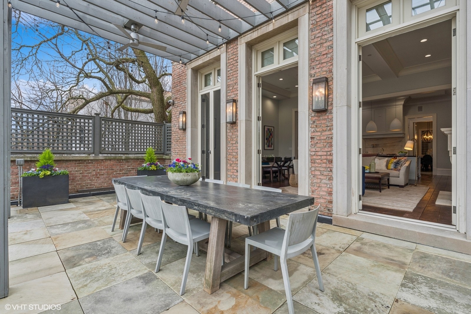 542 W Dickens Street