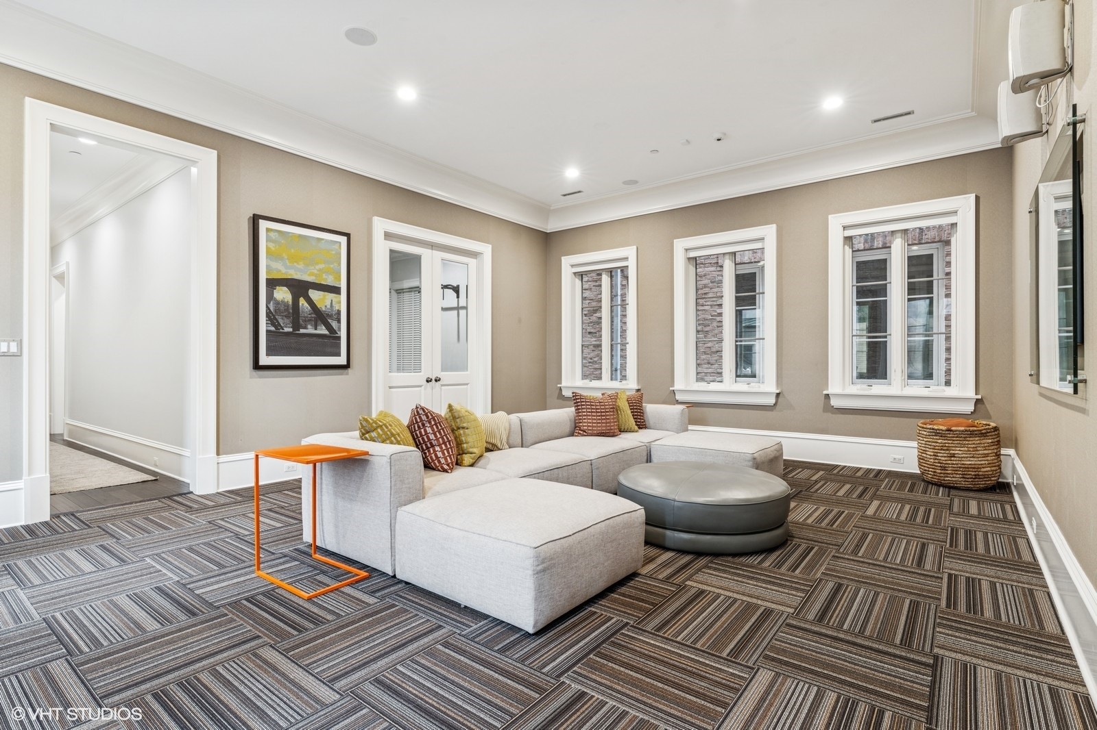 542 W Dickens Street