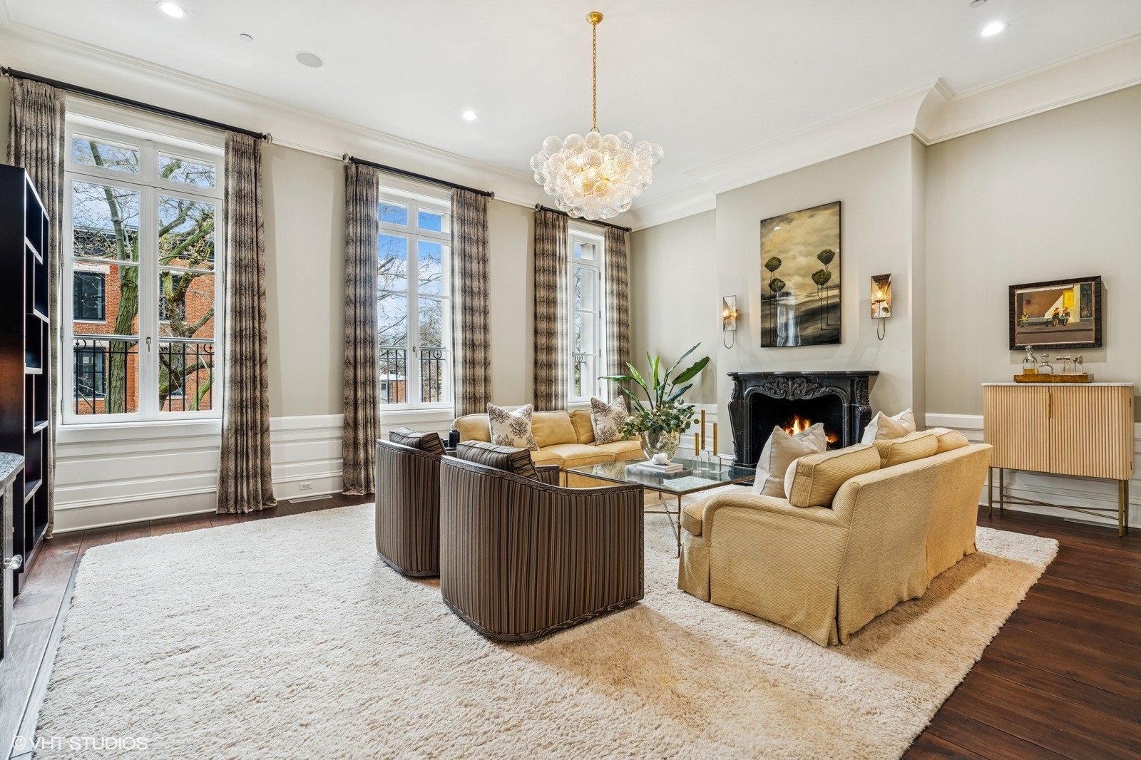 542 W Dickens Street