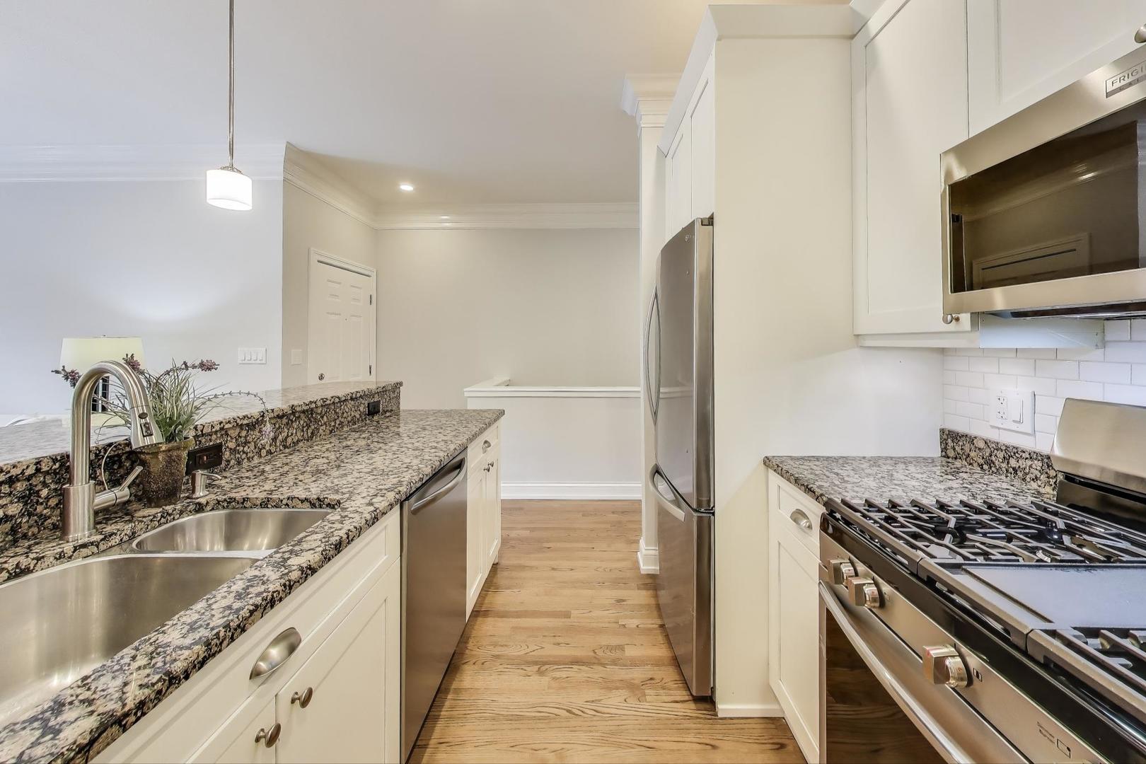 2715 N Southport Avenue Unit: 1S