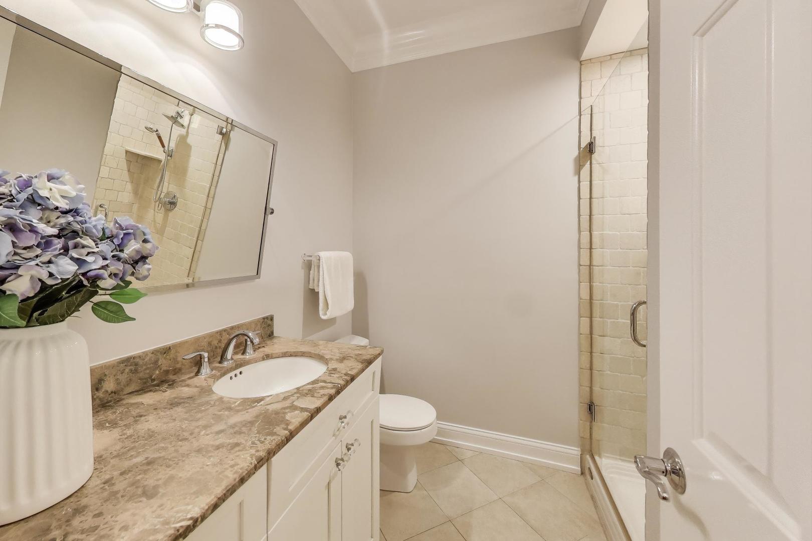 2715 N Southport Avenue Unit: 1S