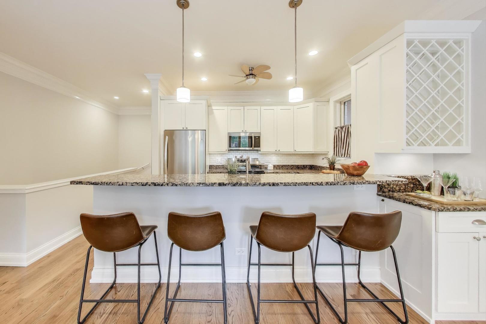 2715 N Southport Avenue Unit: 1S