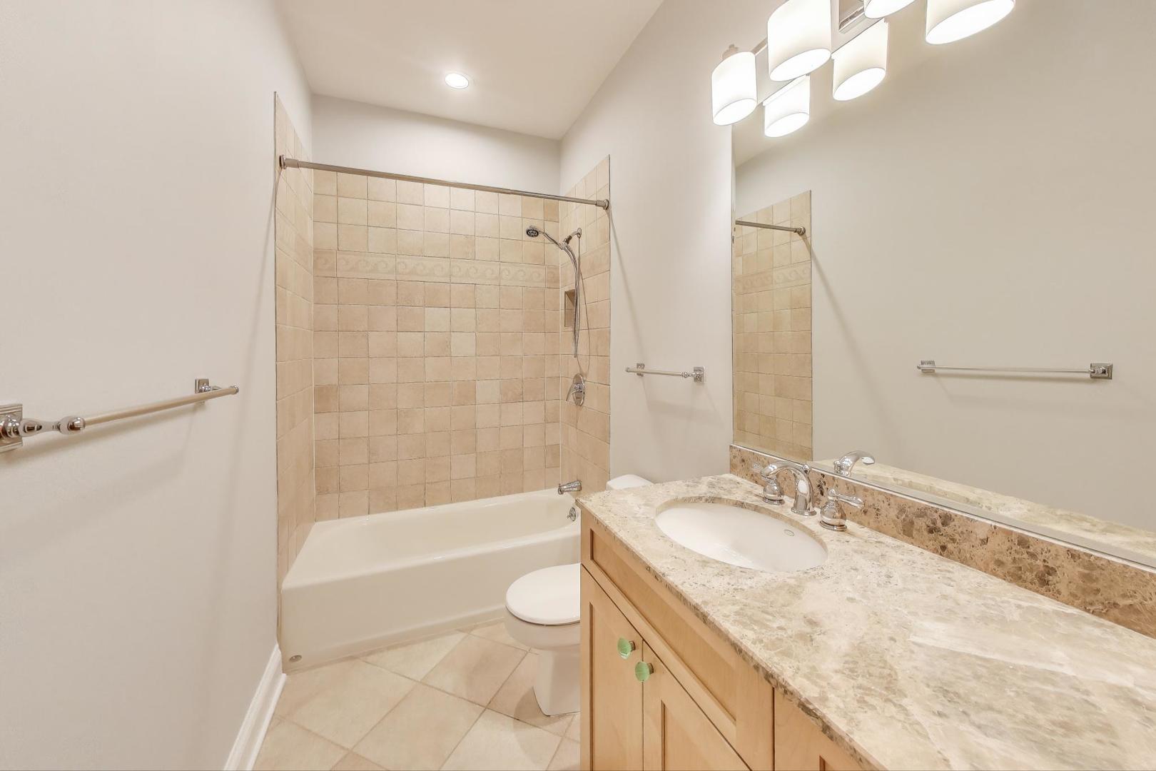 2715 N Southport Avenue Unit: 1S