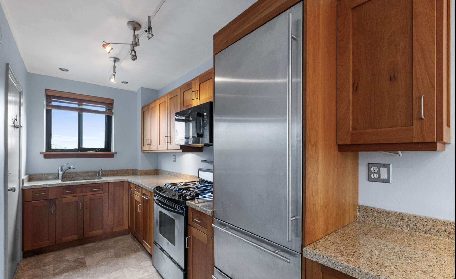 1208 W Chase Avenue Unit: 3D